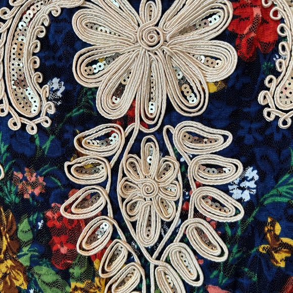 Beautiful tunic with sequence and lace royal blue floral NWOT Size medium - Picture 2 of 4